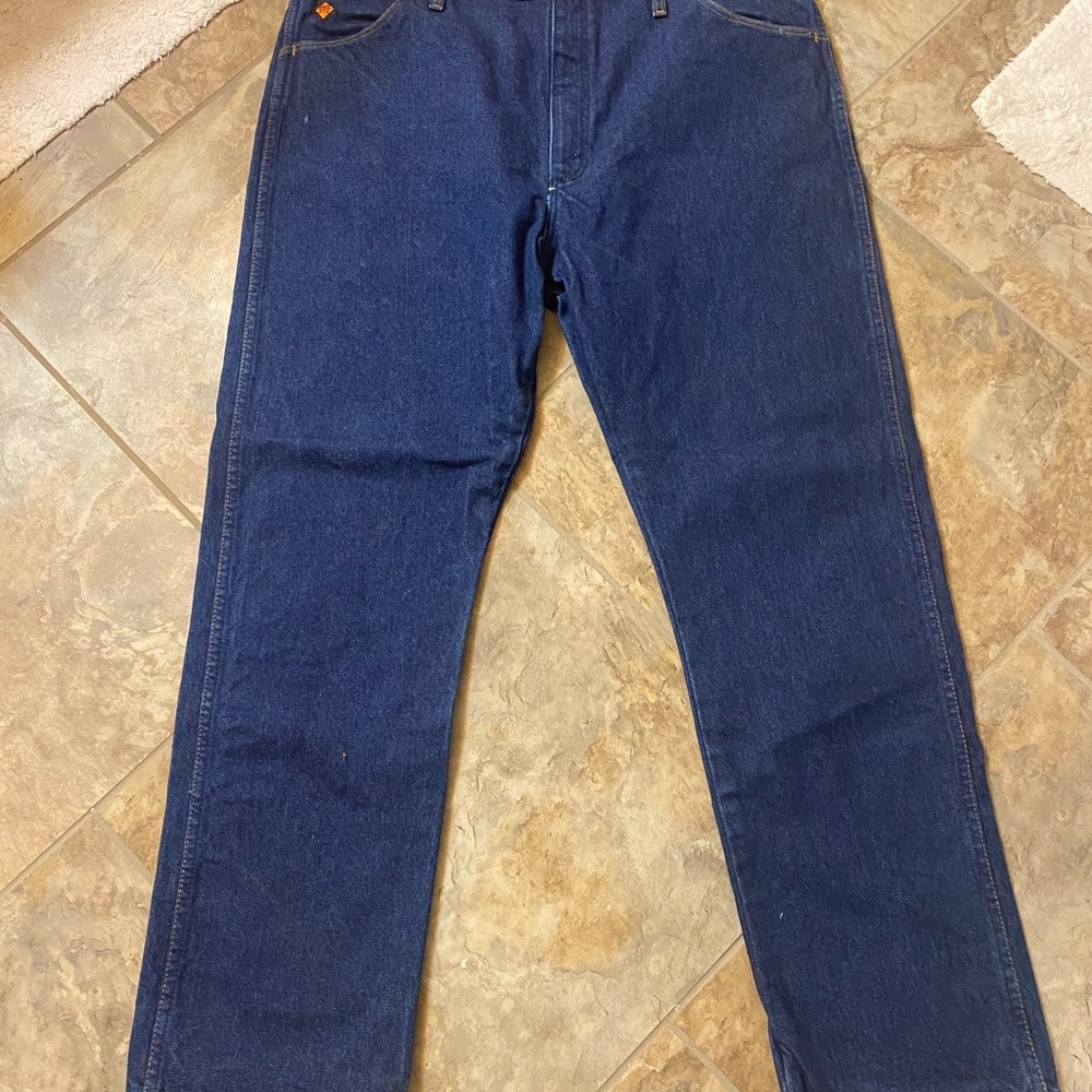 These men’s jeans have never been worn. These jeans are FR and are 40x32 size.